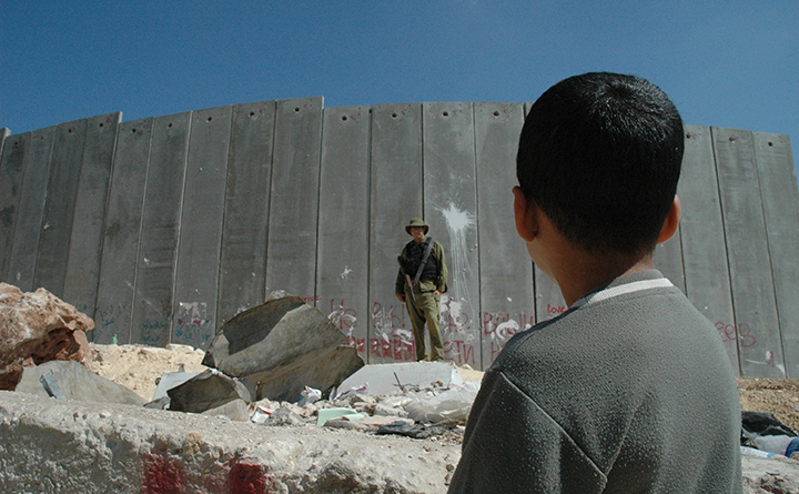 Un enfant devant le mur de séparation en Palestine