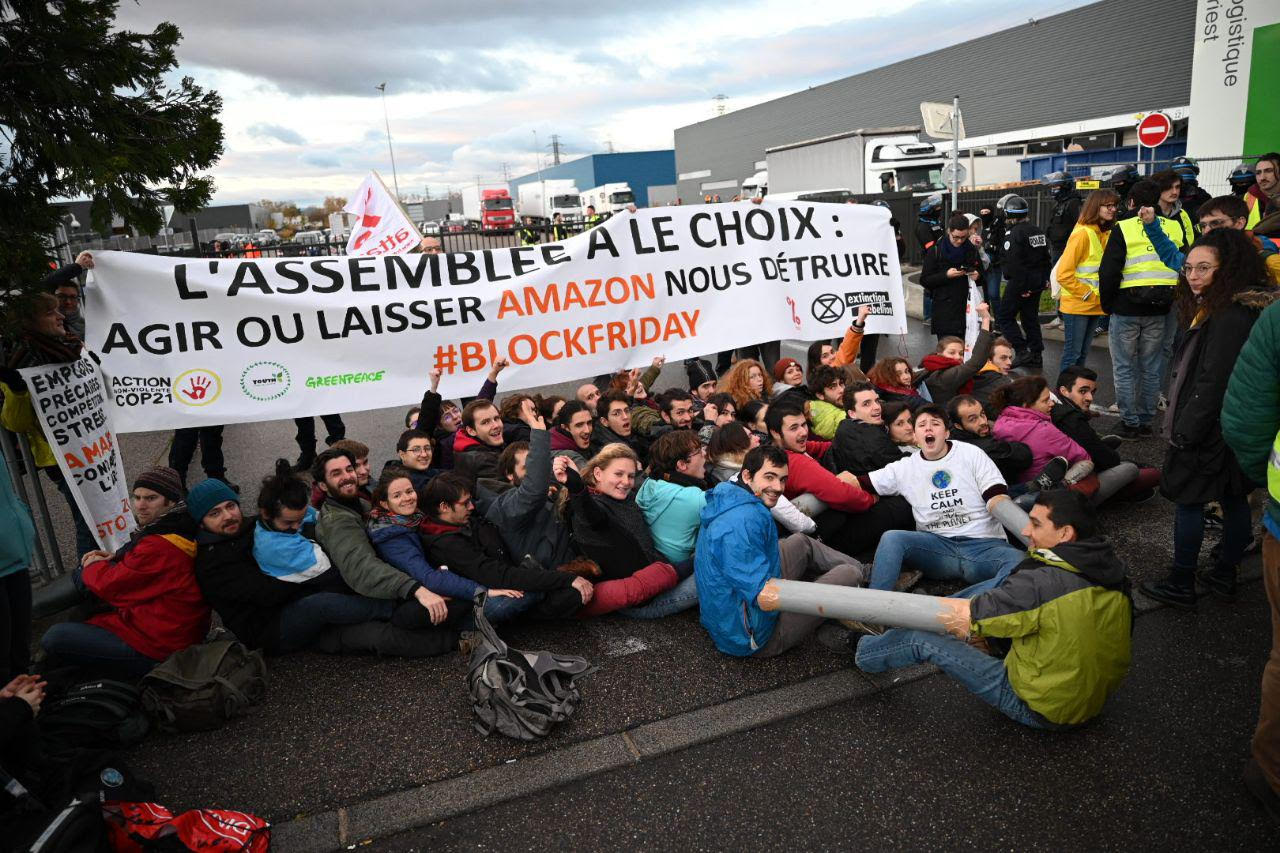 Des militants d'Attac, de Youth for Climate et d'Exctinction Rebelion ont bloqué un dépôt d'Amazon à Saint-Priest. Crédit photo : Youth for Climate
