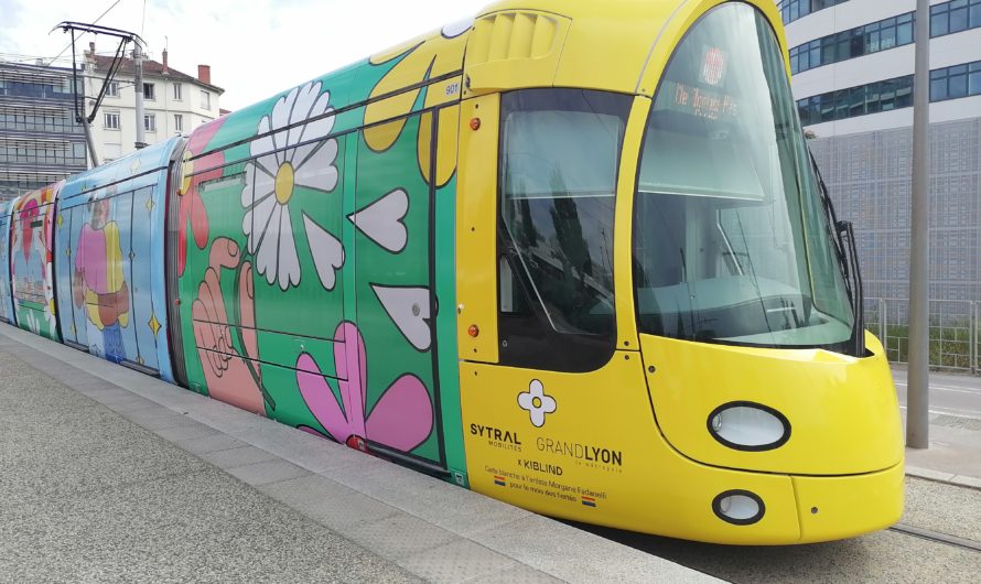 À Lyon, l’art métamorphose le tramway en « transporteur de messages »