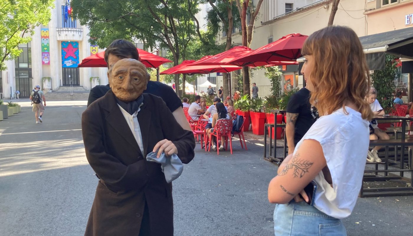 marionnette à taille humaine discutant avec une passante