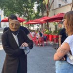 marionnette à taille humaine discutant avec une passante