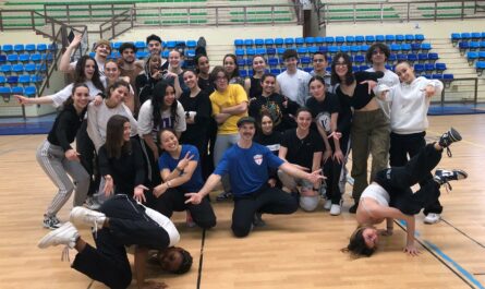 Les élèves s'initient au breakdance au lycée Jean-Paul Sartre