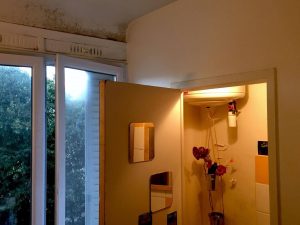 Photographie d'un appartement où des moisissures prolifèrent, à cause de l'humidité. Crédit Florence Pollet