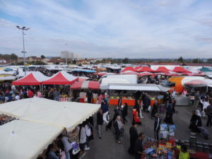Le marché aux puces de Vaulx-en-Velin un dimanche matin. Le reste de la semaine, le site est loué à des auto-écoles qui s’en servent de circuit. © Alexis Demoment / LyonBondyBlog.