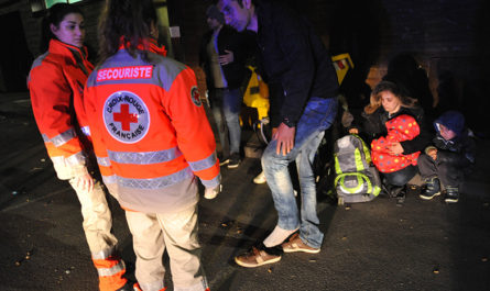 Personnels de la Croix-Rouge en intervention auprès de migrants. Crédits : Pascal Bachelet