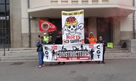 Des ouvriers du bâtiment CGT devant la Bourse du Travail