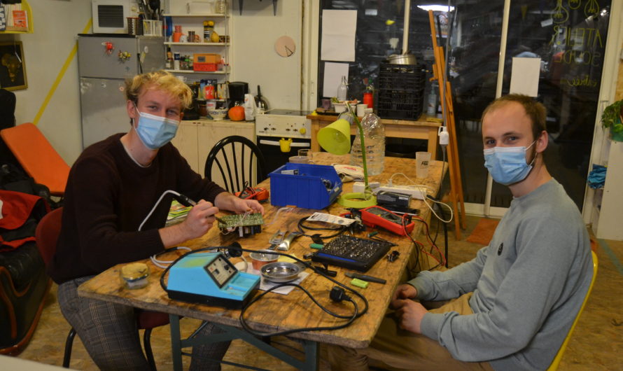Atelier Soudé : J’ai testé la réparation électronique collective