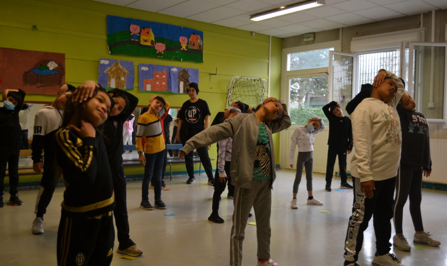 Les enfants de l’école Anton Makarenko B dansent pour le vivre-ensemble