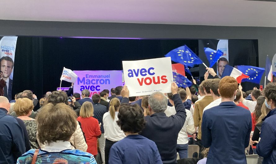 Au meeting de soutien d’Emmanuel Macron, les partisans rejouent la musique du progressisme contre l’extrême droite