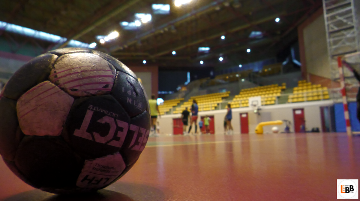 ballon de handball, avec une équipe derrière