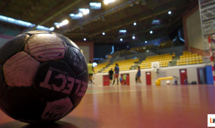 ballon de handball, avec une équipe derrière