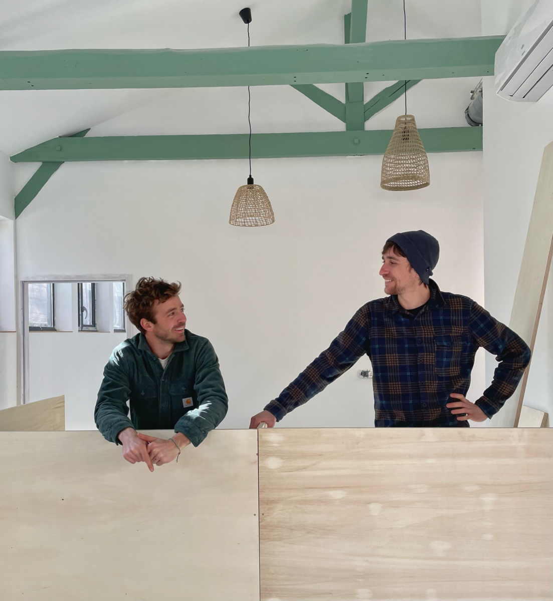 Les deux créateurs de Yasi Hostel, Simon à gauche et Yann à droite